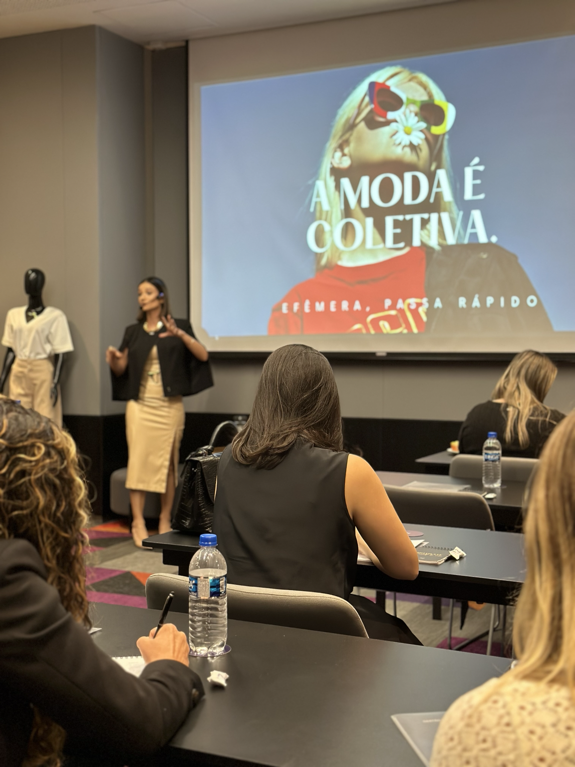 Imagem corporativa e palestra sobre moda coletiva